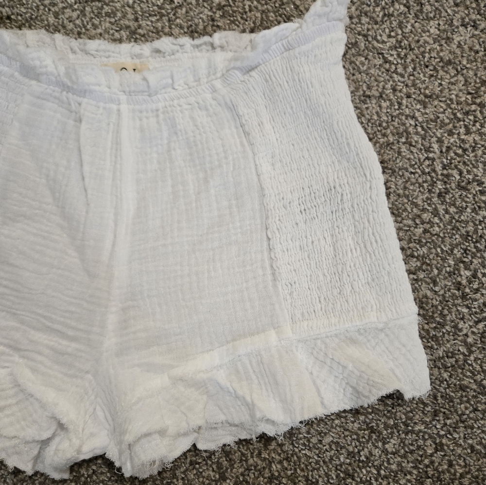 Brand new!! NWOT POL boutique white stretchy ruffle shorts size medium - Picture 4 of 6
